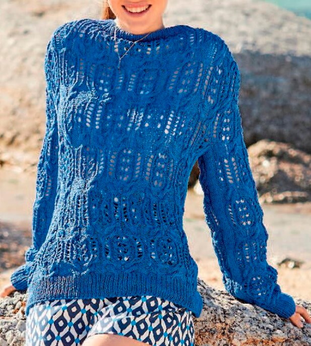 Синий летний пуловер с ажурными косами спицами
