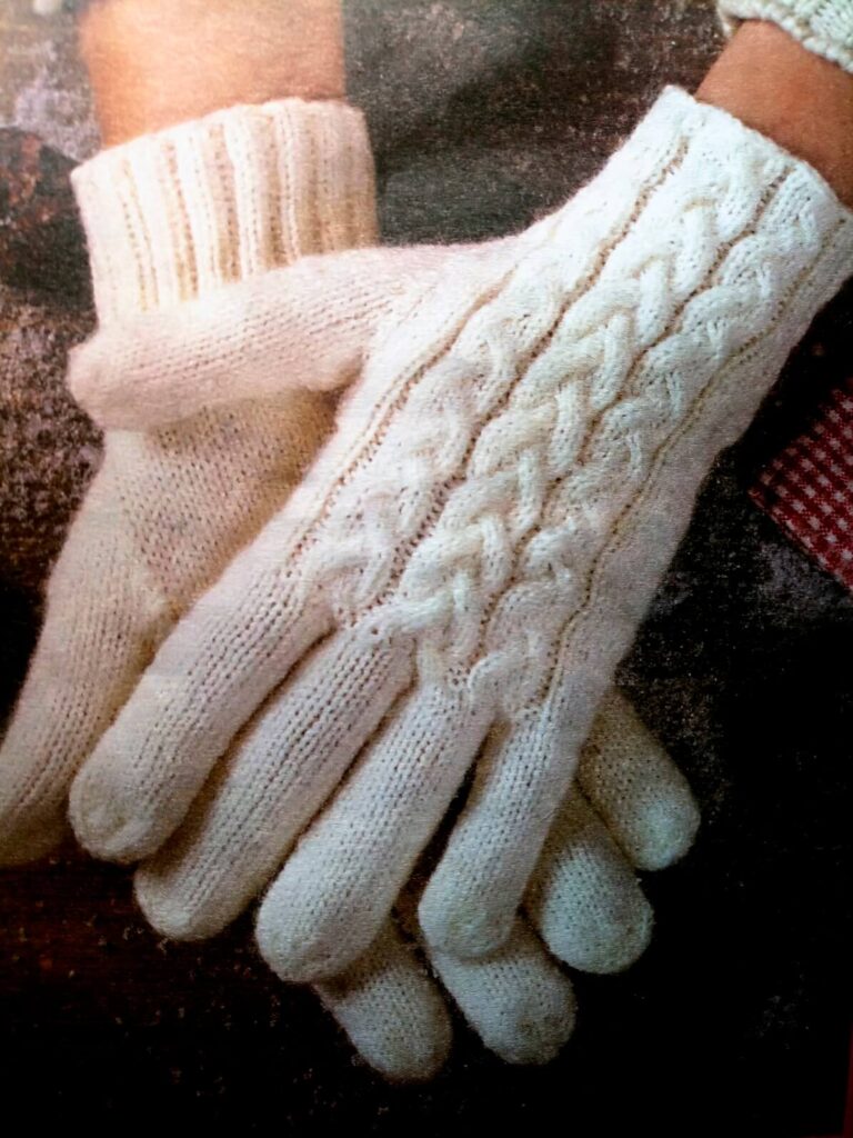 Вязаные перчатки с косами
