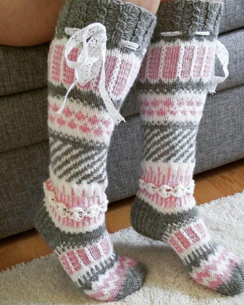 Красивые вязаные носки