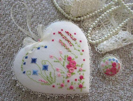 Текстильные сердечки с вышивкой